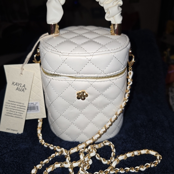 Kayla and Ava white quilted bucket purse - Picture 1 of 3